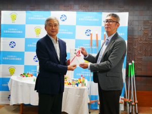 北陸労働金庫高岡支店地域推進委員会地蔵常任委員長(右)と氷見市社会福祉協議会髙木会長(左)