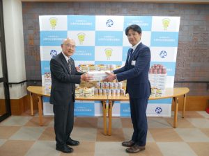 北陸電力株式会社茶谷理事(右)と氷見市社会福祉協議会七分常務理事