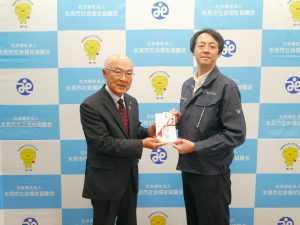 ㈱三ノ宮住設・㈱三ノ宮燃料三ノ宮常務(右)と氷見市社会福祉協議会七分常務(左)