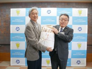 氷見伏木信用金庫太田理事長(右)と氷見市社会福祉協議会髙木会長(左)