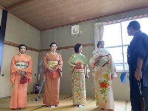 日本文化に親しんで（日本語教室㏌氷見　着つけ体験の様子）